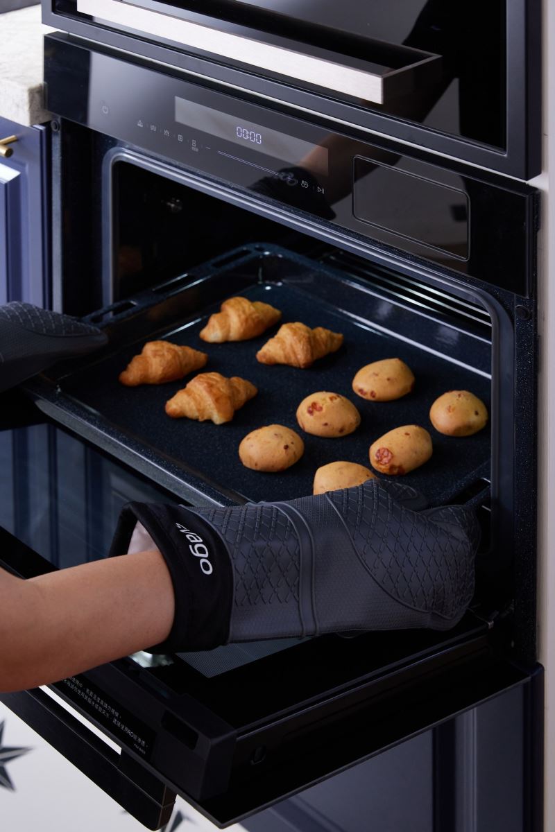 svago VE8960 嵌入式蒸烤箱，無論是純蒸模式替代電鍋，或是使用蒸烤模式，都能輕鬆保留食物的營養，更健康 ; 內壁的不沾塘瓷塗層，清潔超容易不竄味 ; 貼心附設兒童安全鎖，家有兒童也不擔心安全問題 ; 另附食物溫度探針，輕鬆掌握食材最適熟度。