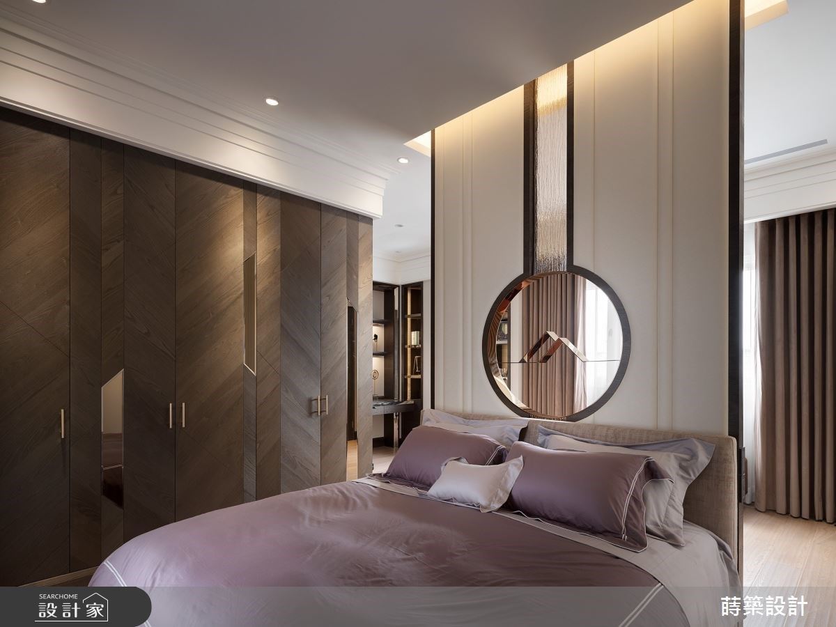 次臥以繃布和鍍鈦飾條做出鏤空屏風,區界書房與睡眠的空間,開放式的場域也讓居者在此,可以滿足工作或休息等各種生活需求。