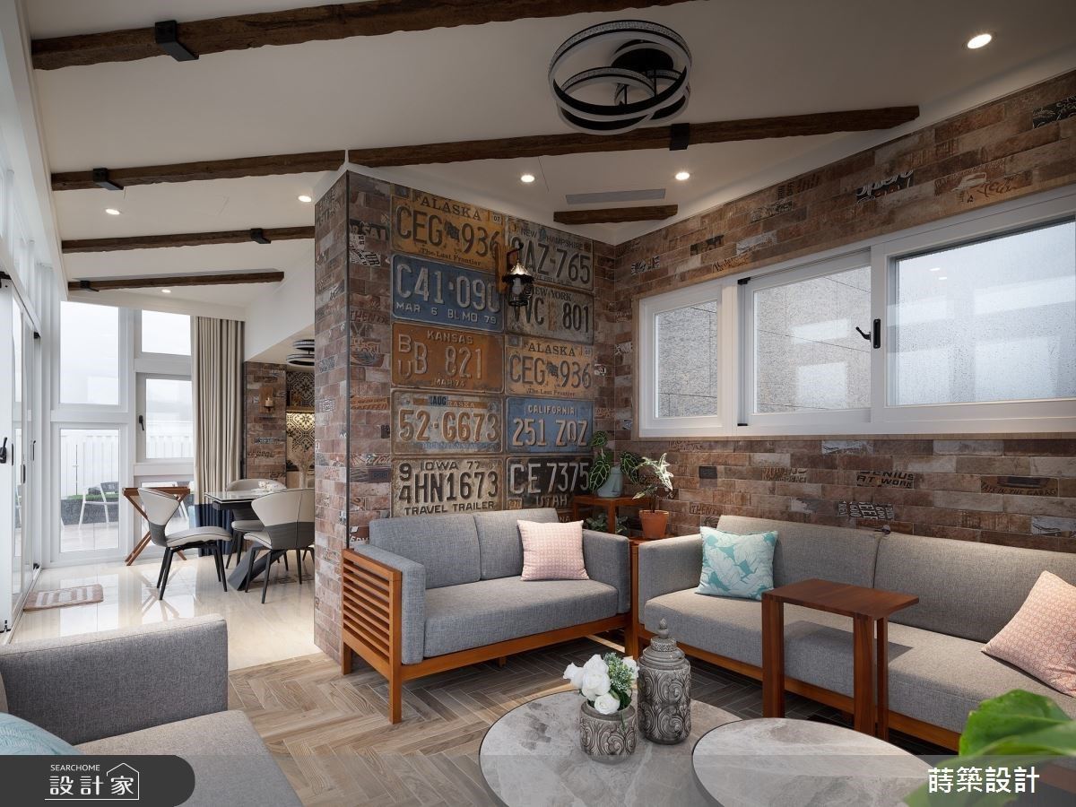 設計師在頂樓的風格設計中,融入了屋主一家國外生活的經驗,打造出美式鄉村的休閒感,大面窗景讓屋外山海風光盡收眼底,木地坪和仿木樑的造型天花使空間氣氛更加放鬆舒適。