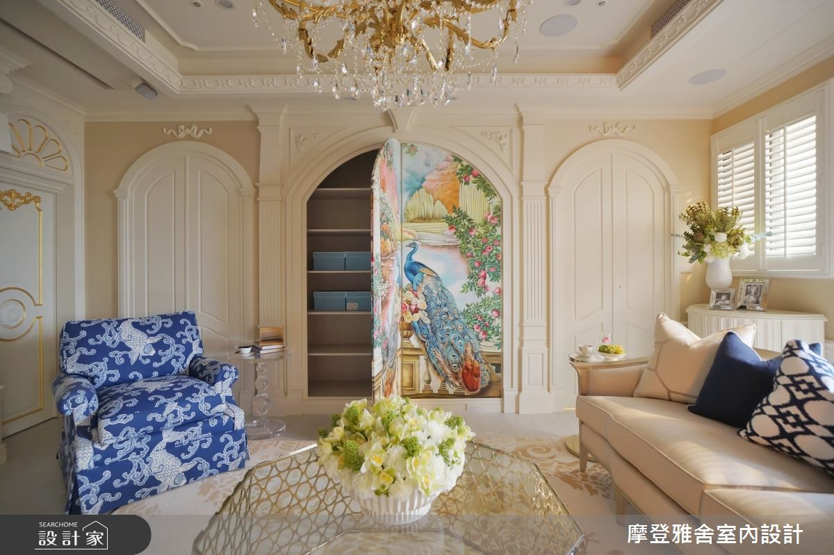 汪哥以擅長的純手繪壁畫將屋主鍾愛的歐式風格結合東方意象,如玫瑰、孔雀等呈現前程似錦、幸福吉祥的美好寓意融入收納門片,與兩側拱型設計形成對襯優雅的端景。