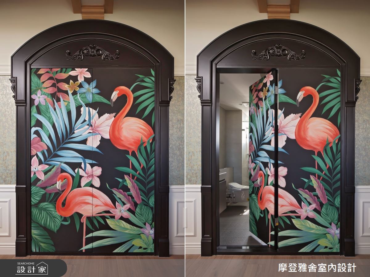 在進行動線規劃時,設計師為解決該屋案客衛緊鄰用餐空間的風水問題,以大型對襯手繪壁畫拱門取代既有門片,完美隱藏衛浴空間。