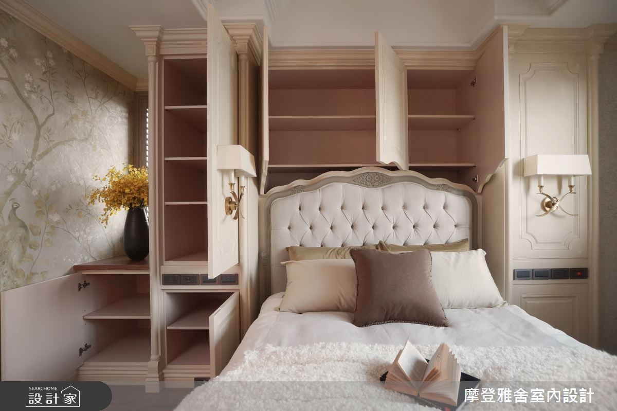 因為臥房格局被結構柱所限制,設計師便巧妙以燈飾與線板元素,打造仿柱與床頭櫃設計,將畸零空間重整為優雅均衡的古典風格。