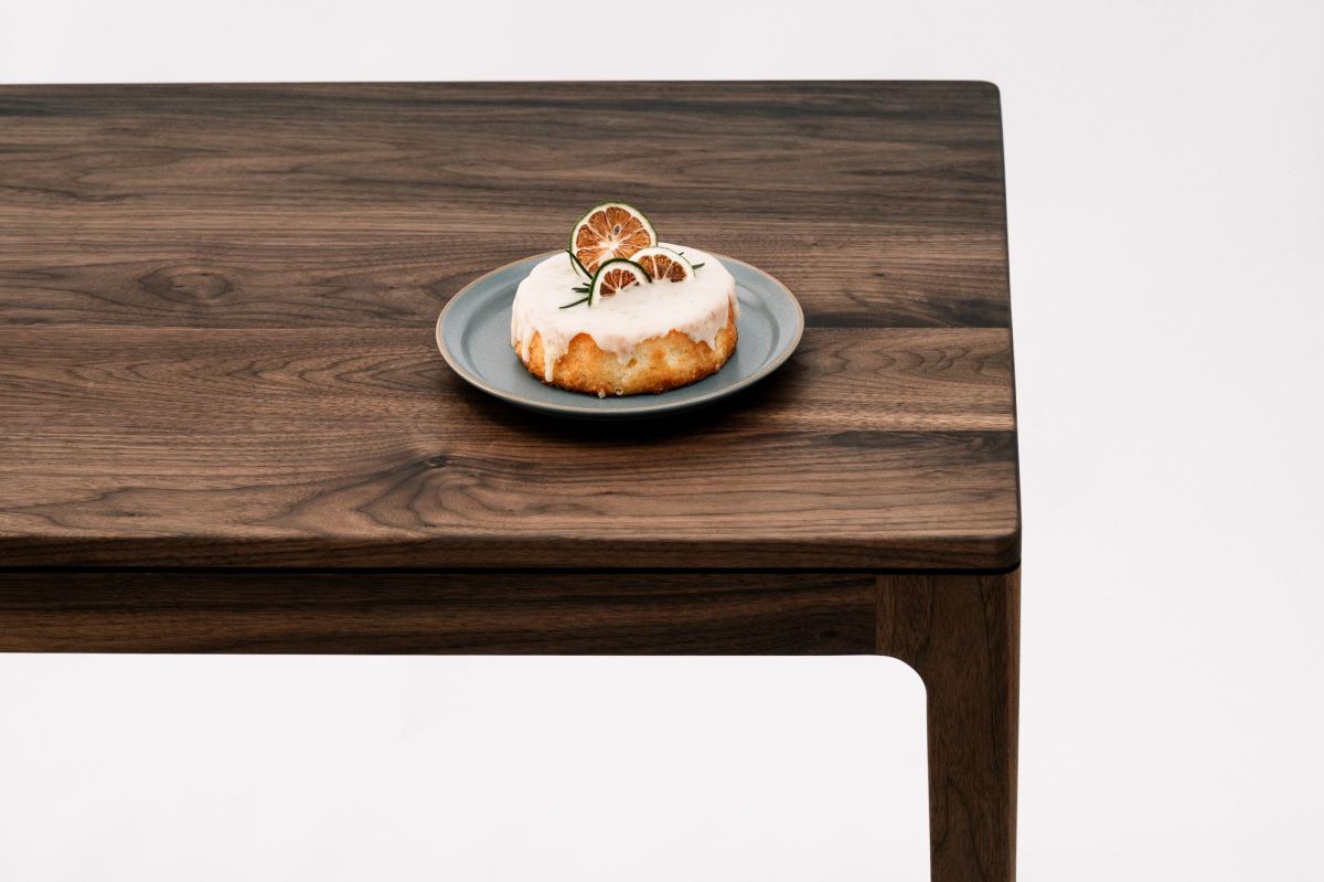 FAS 等級黑胡桃木是由最優質的樹心所切割出的長條原木板材，正反兩面都須符合 NHLA 標準之淨劃面的尺寸和品質，多用於高級傢俱及樂器等木工產品。