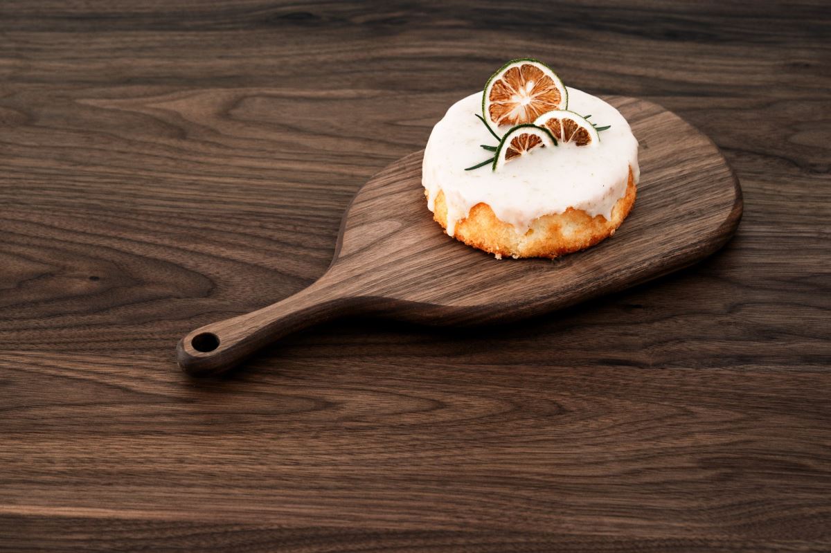 基於黑胡桃的木材特性，木蠟油塗裝會更凸顯其色澤紋理，故目前規格品僅推出「天然木蠟油」之選項。若您希望以無毒防水漆塗裝，請聯繫我們。