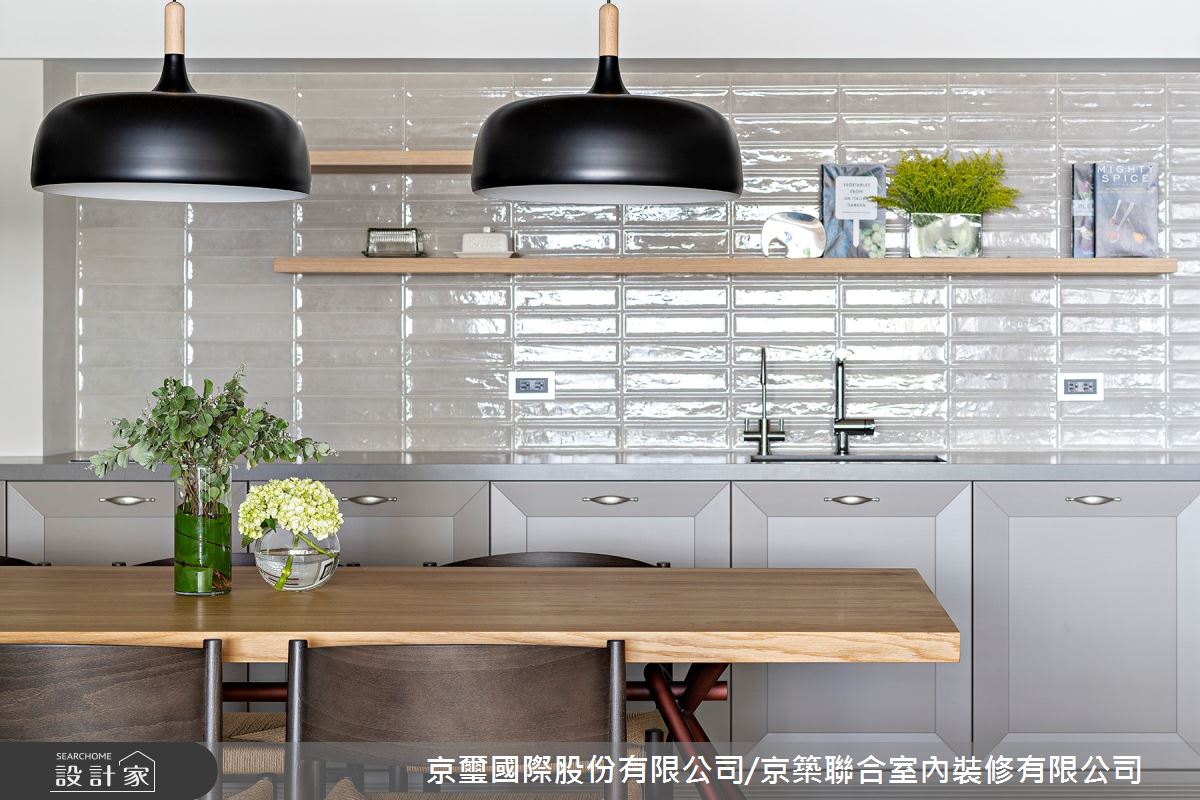 西廚區壁面挑選帶有弧度的義大利長型仿古磚,搭配地坪使用不修邊幅磁磚的歐式戶外廣場磚, 營造置身歐洲的度假感受。