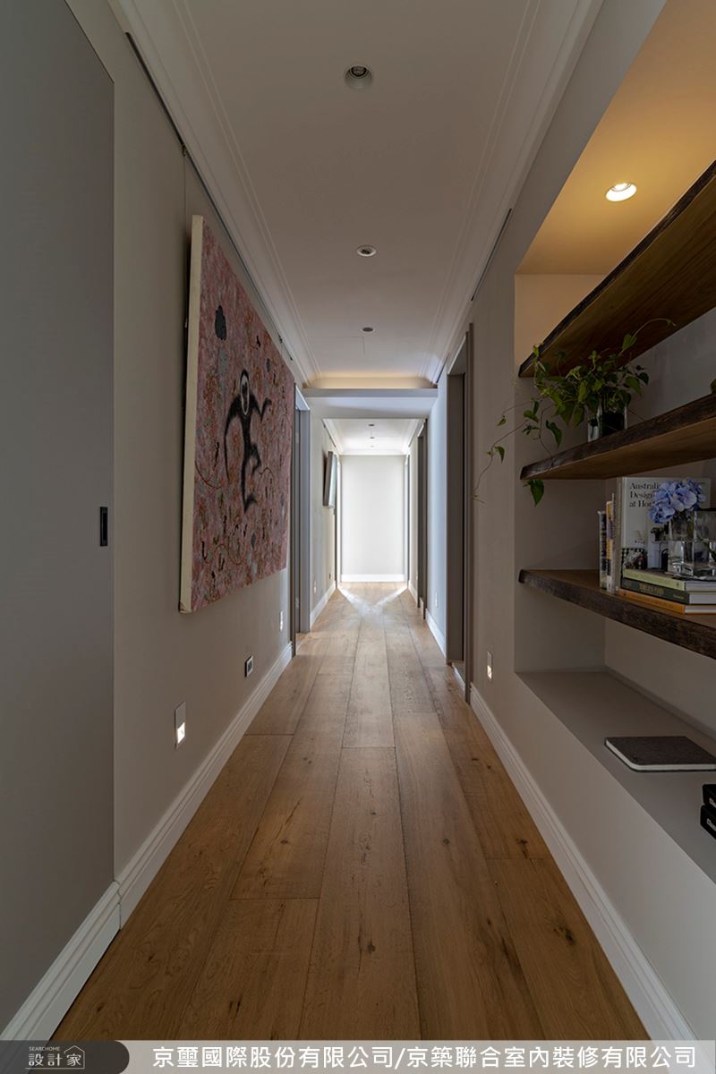 廊道加入專屬訂製白色踢腳板,正好與天花線板做層次的呼應,使原本低矮的樑柱關係,成為空間裡的表情,在簡練的基調中保有更多對話的可能性。