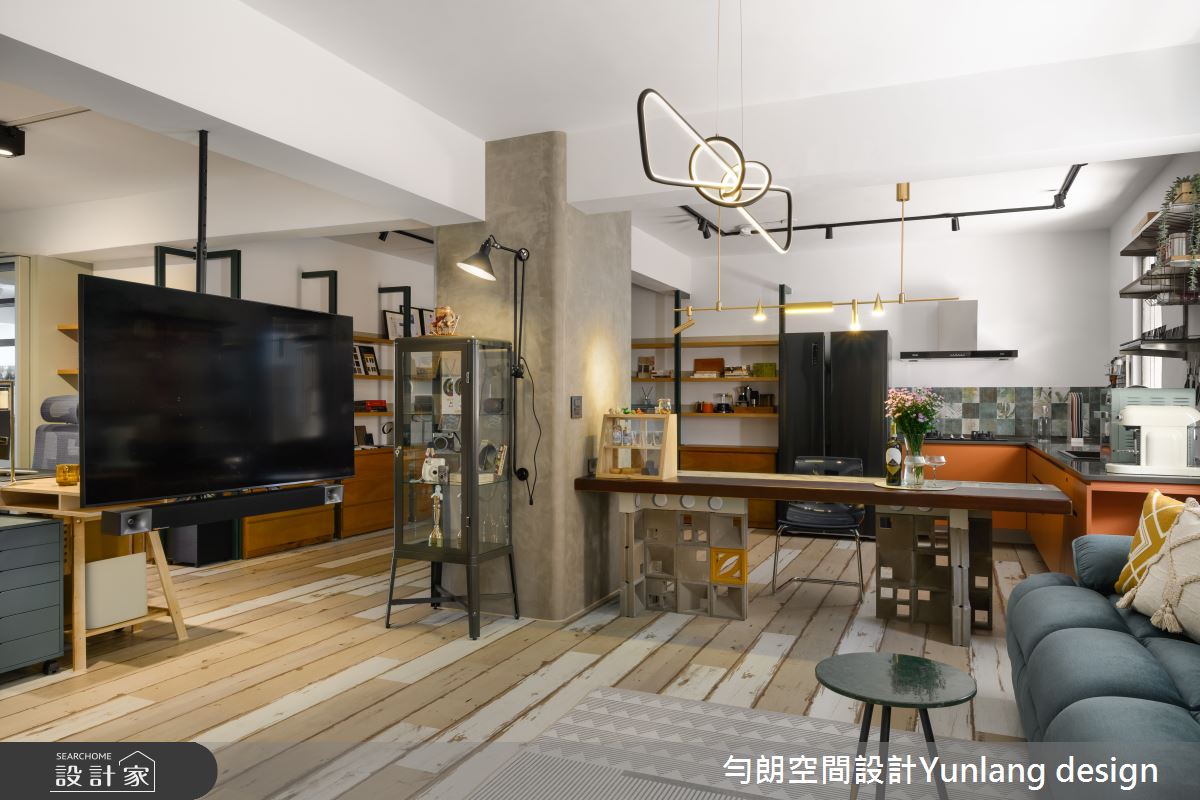 公領域為開放式空間,書房和客廳之間使用懸吊電視取代制式隔間牆,旋轉設計也滿足客、餐、書房多種情境需求。。