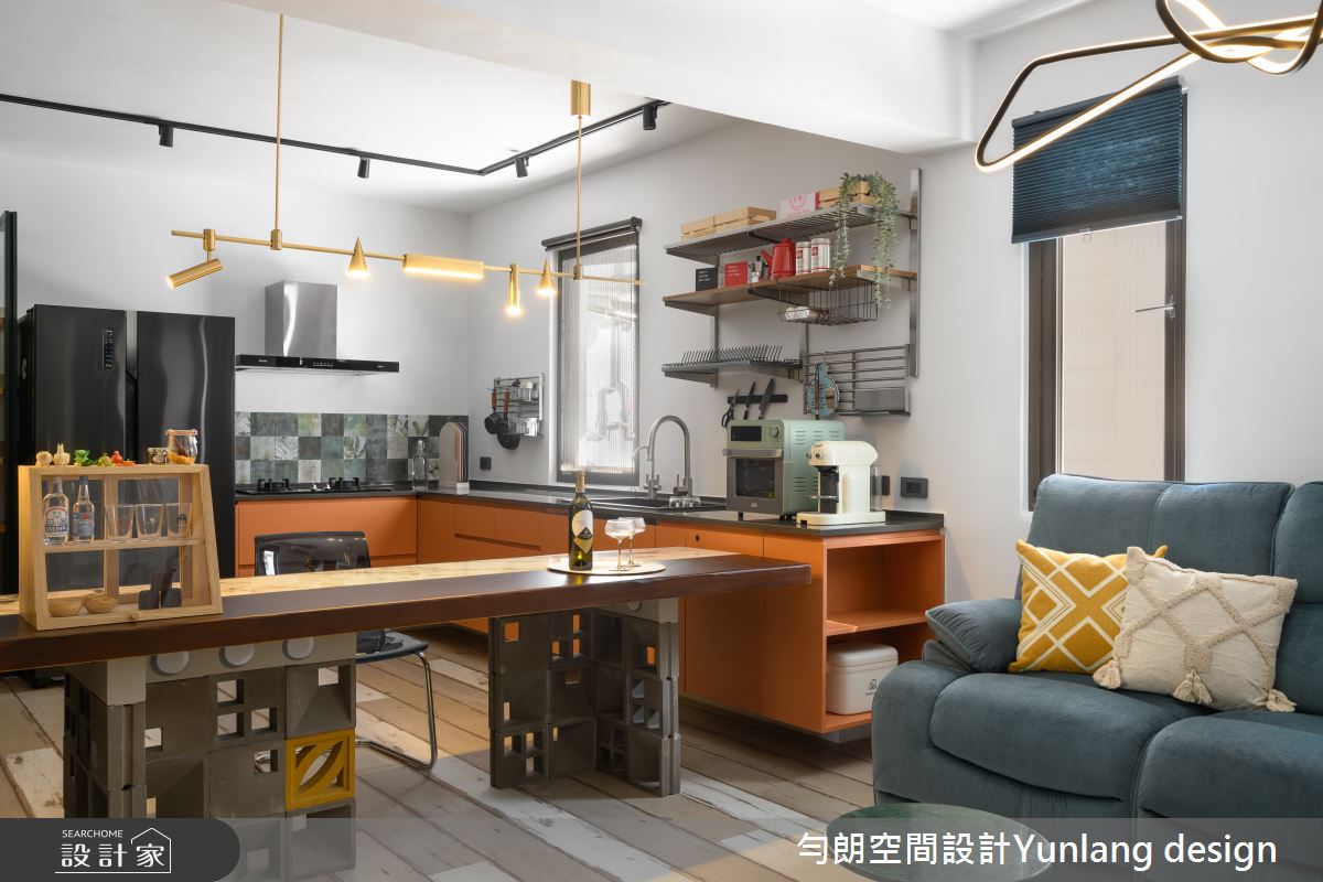 餐廚場域使用實木長桌與客廳作為連結,既可作為備餐檯使用,也是親友來訪時聚會的空間,通透的設計也增加整體的開放感。