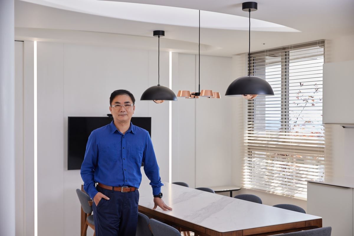 大峽谷集團產品系統應用總監紀宗良分享整家訂製節律照明,從硬體搭配到光場景方案,客製化打造最合適的居家照明。