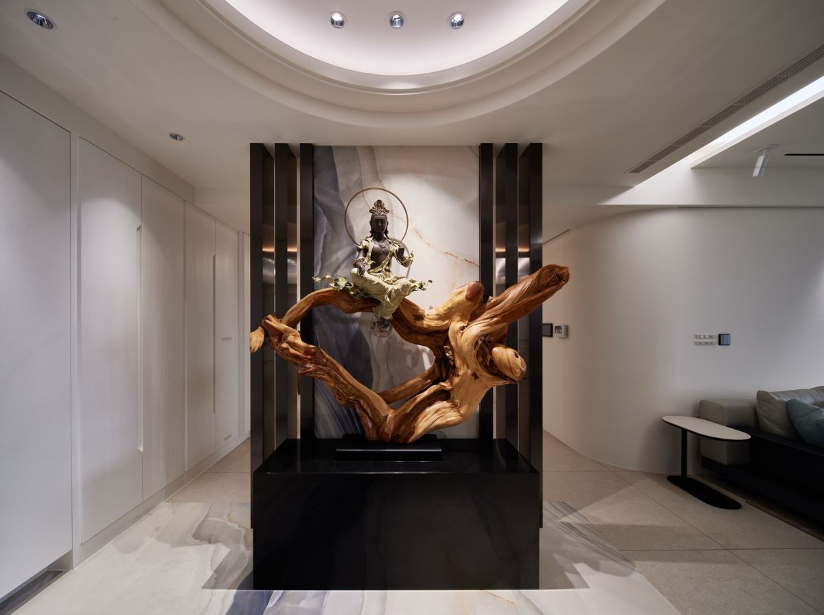 玄關、客廳到餐廳安排動態的迎賓光模式,漸進式的打亮空間,營造入場氣勢。