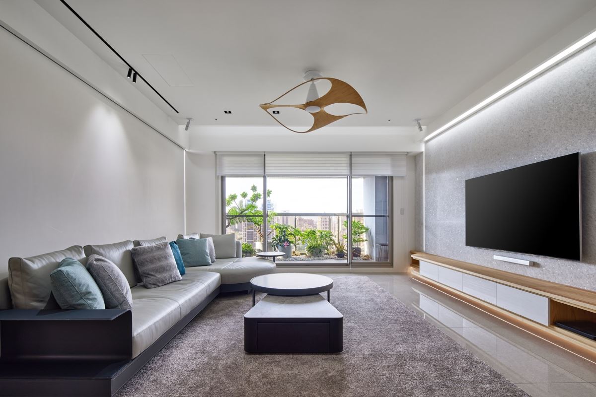 為了讓長者更能掌握空間感,客廳牆面提高背景光的照度,強化空間對比。