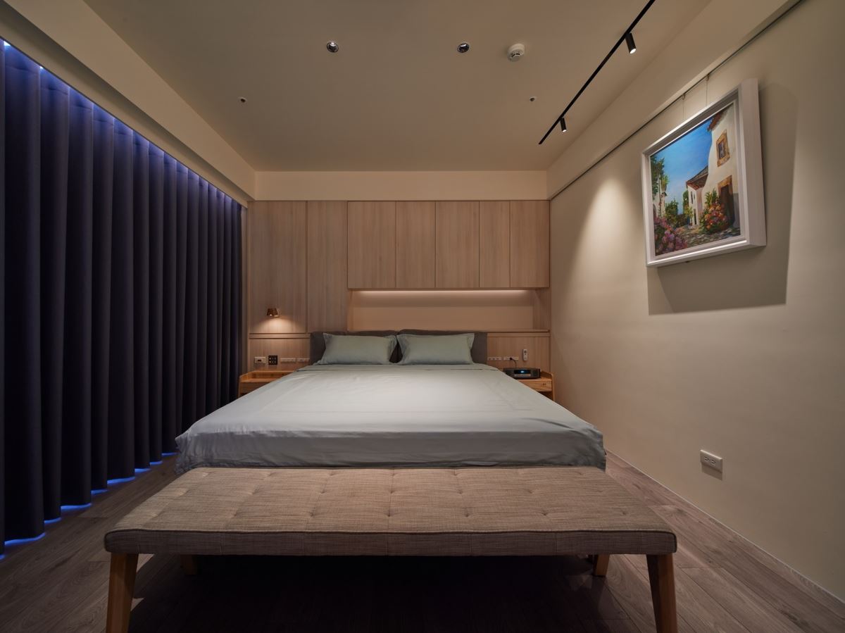 臥室納入智慧節律光配方,隨著當地時區自動調整燈光照度與色溫,起到調節人體晝夜節律的作用。同時也安排夜間睡眠模式,半夜上廁所也有安全的燈光指引。