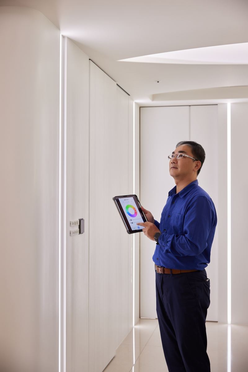 搭載 APP 就能自由變換不同照明模式,也能調整照度與色溫,便利的智能操控,使用更人性化。