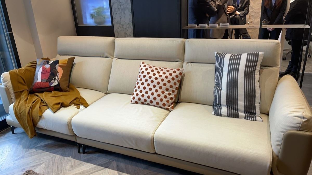 父親節最佳獻禮的歐德「CREFI 克里菲」沙發,坐墊為可調節前後滑軌五金,流線曲木造型扶手,添加珍珠棉包覆,讓居家更安全,高背及彈性座墊,坐臥皆宜又舒適。