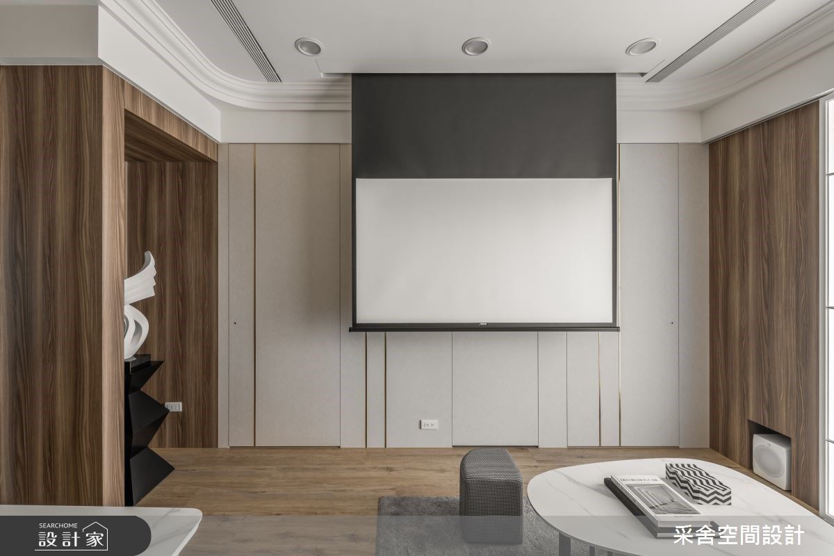 客廳立面以隱藏門規劃，同時藉由投影機取代電視牆，加大空間的開闊性。