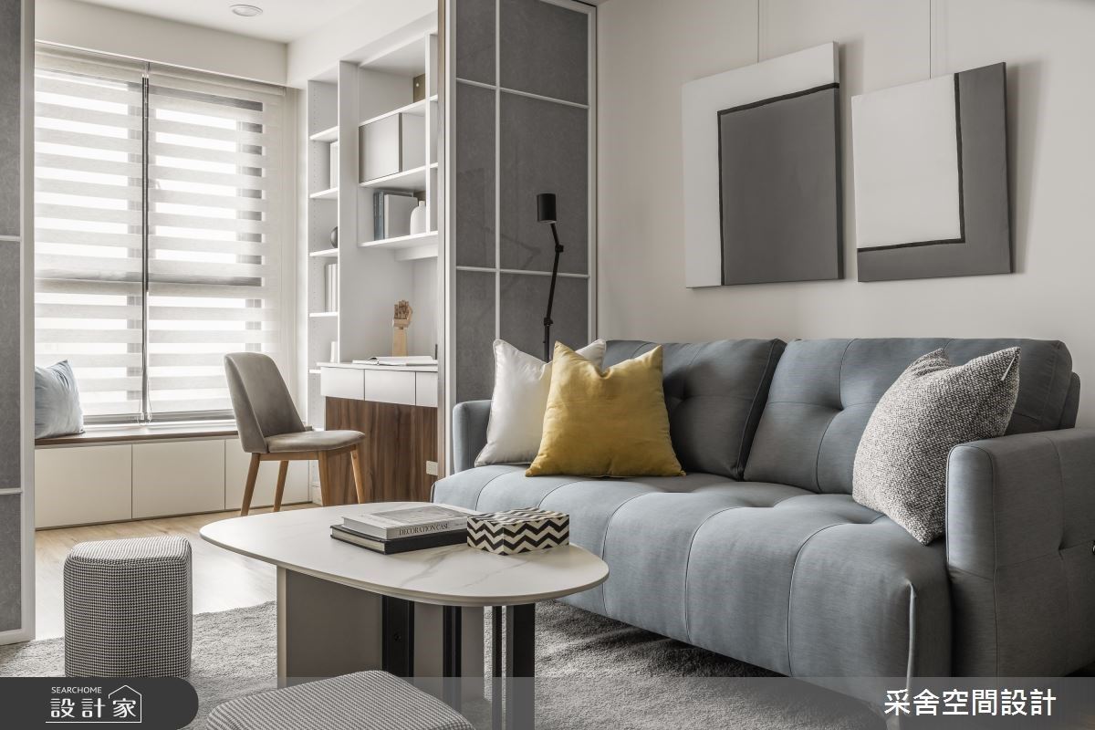 書房選用鐵件玻璃拉門，不僅空間輕巧度比較好，也讓書房外的採光能透進室內。