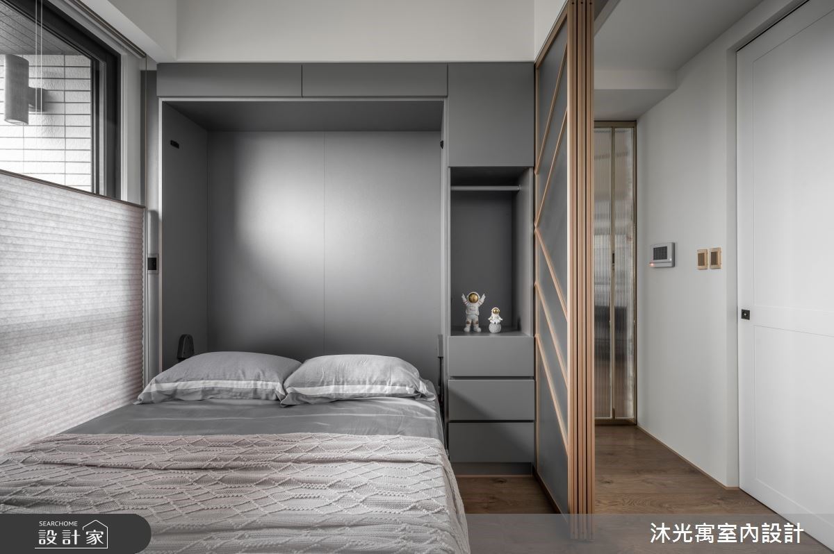 設計師為客房做了多功能櫃體設計,平日是屋主的書房,客人需要過夜時則可以放下收納床和拉門,便可以成為獨立的客房空間。