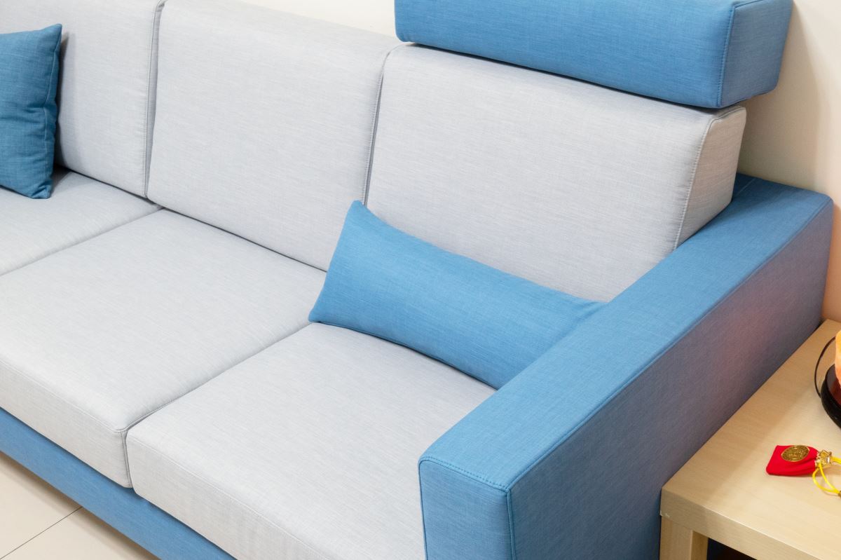 涼感布沙發的材質,也是很適合夏天的材質。