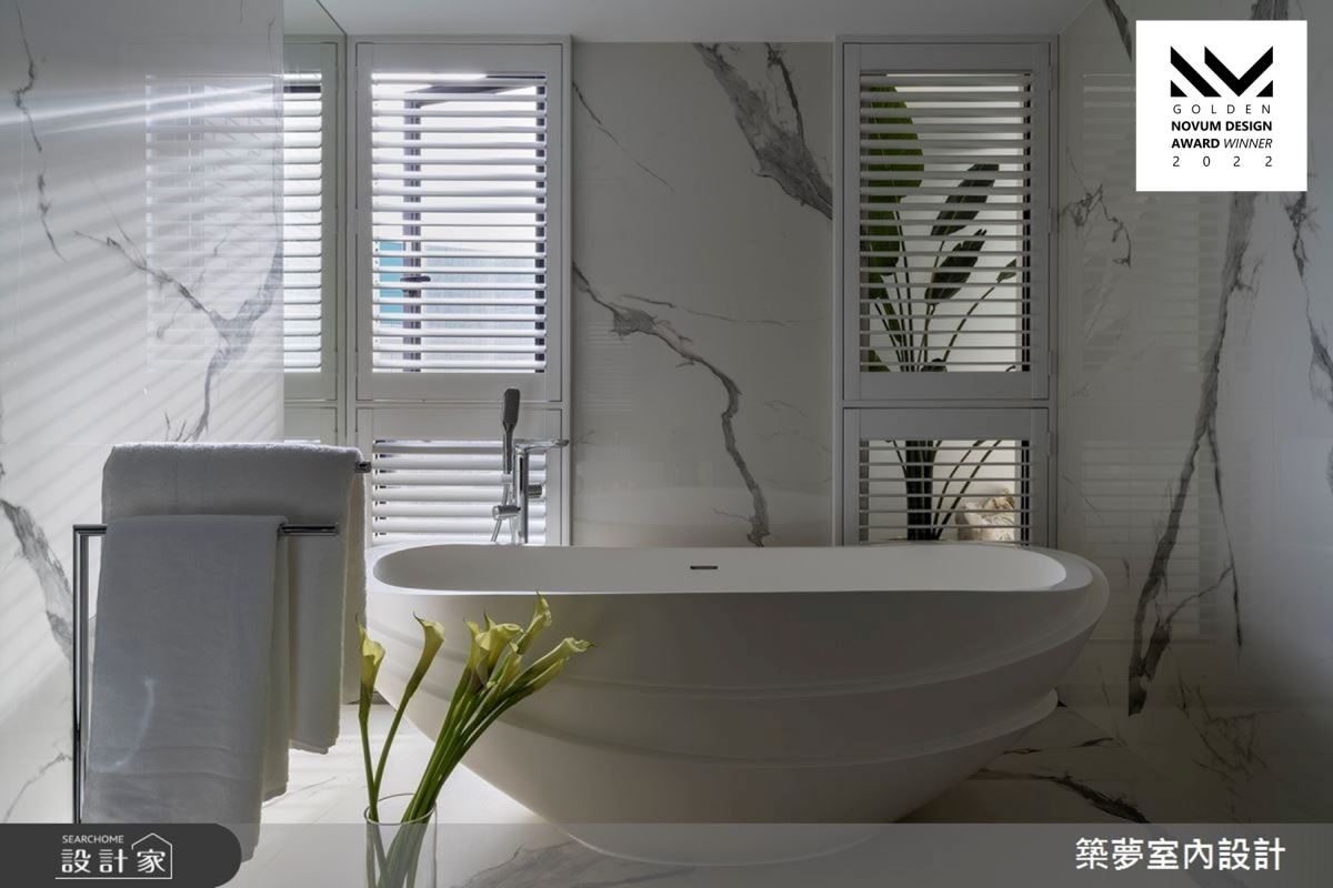 主衛浴選用知名英國設計師 Kelly Hoppen 所設計的 Serenity 系列浴缸,佐以純白大理石紋和百葉窗的光影變化,營造出如藝術般的迷人療癒感。
