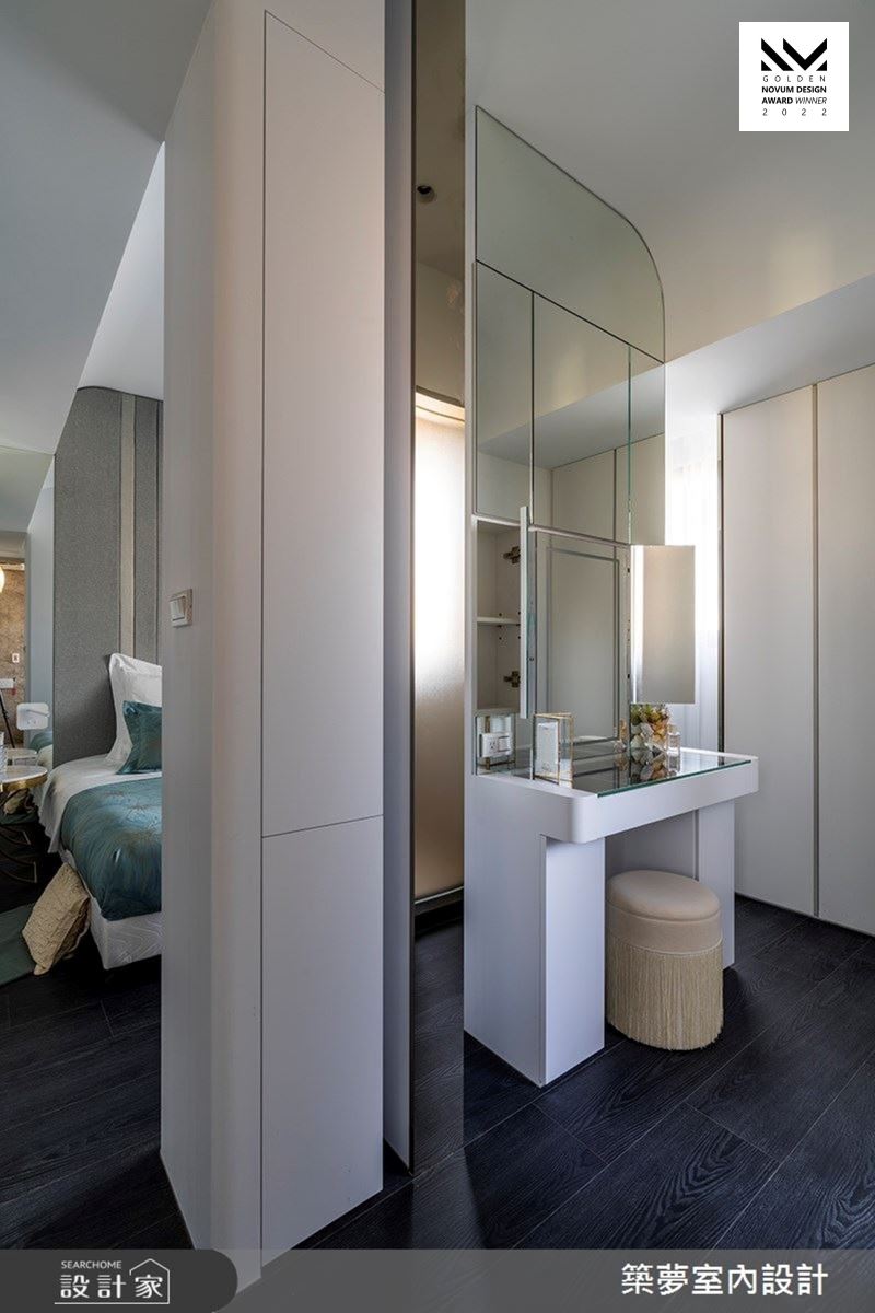 為年輕姊姊所設計的臥室,以藍綠色調和淺灰為溫和的色彩基底,設計師更打造獨立梳妝檯和收納空間,滿足香水收藏的喜好。