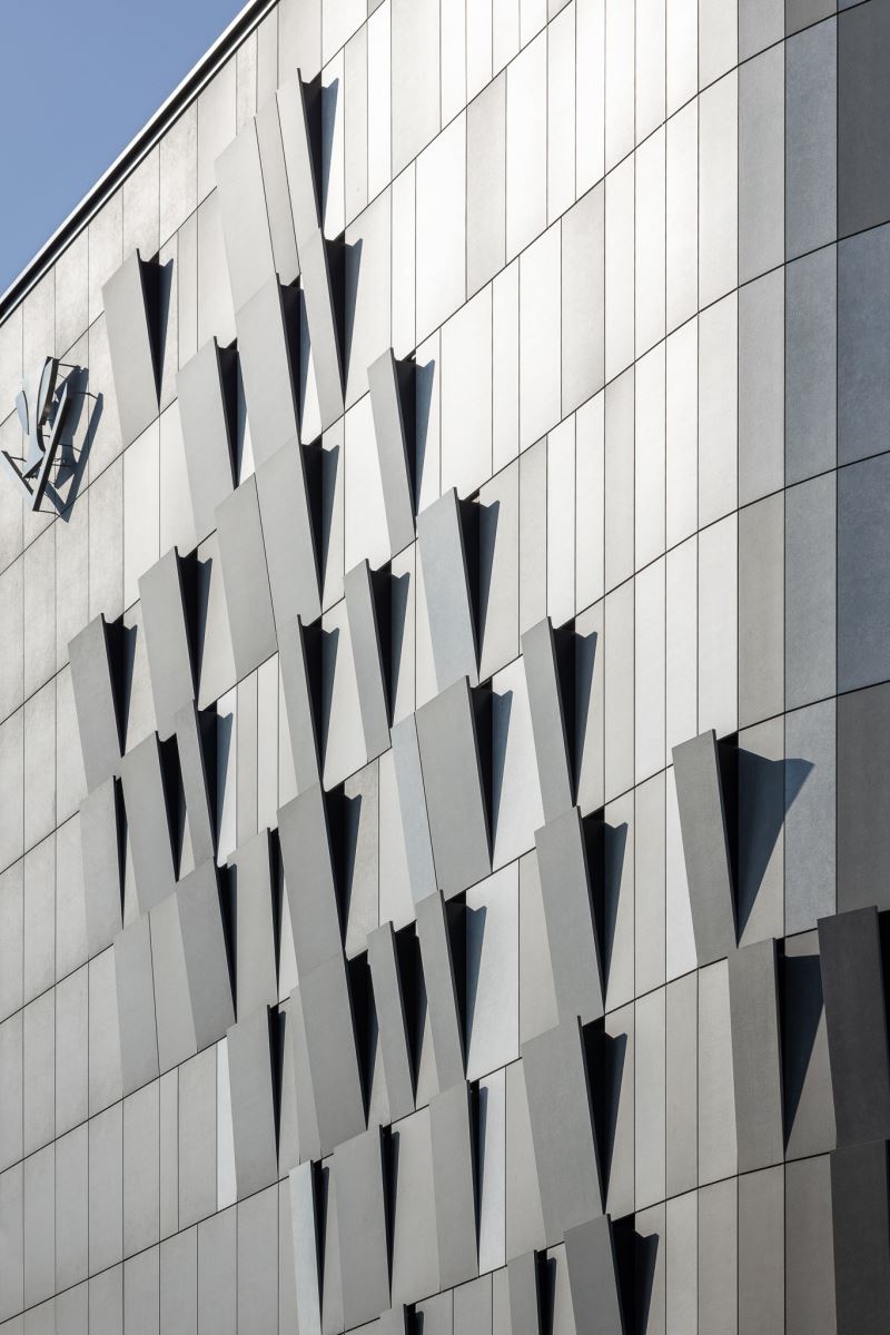 有生命力的建築，建築立面設計透過精密計算，優美俐落的幾何光影，建築物會隨著天氣、光線呈現不同的表情。