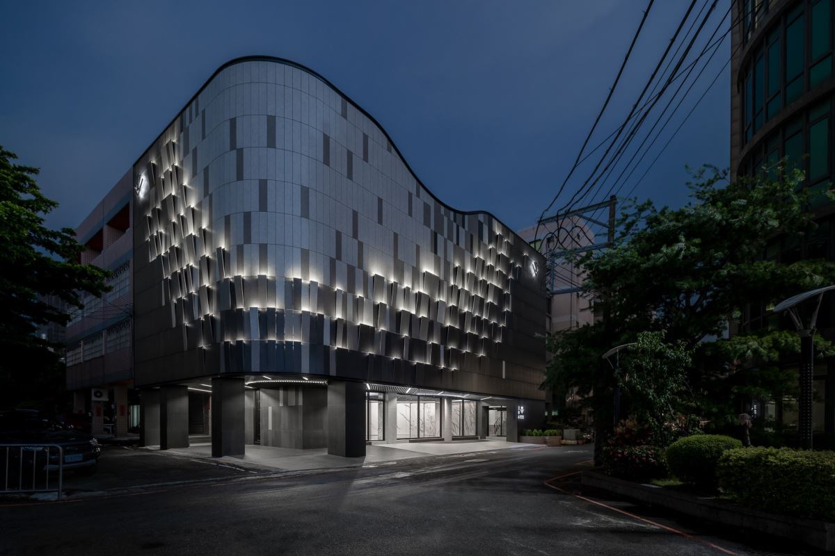 夜間藉由照明的映襯，呈現截然不同的視覺情境，展現更為立體的溫潤感。 視覺律動帶出活潑的生命力，如鷹展翅高飛之姿，建築整體亦如花朵，綻放於城市森林之中，象徵品牌的繁盛與生生不息。