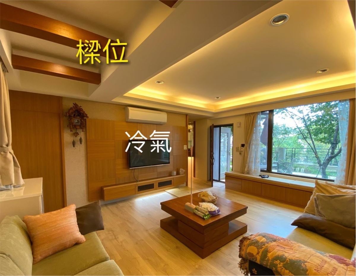 原始電器規劃須重新思考,在公領域收納明顯不足,不對襯屋況設計會使視覺不平衡於樑下更會有壓迫感受。