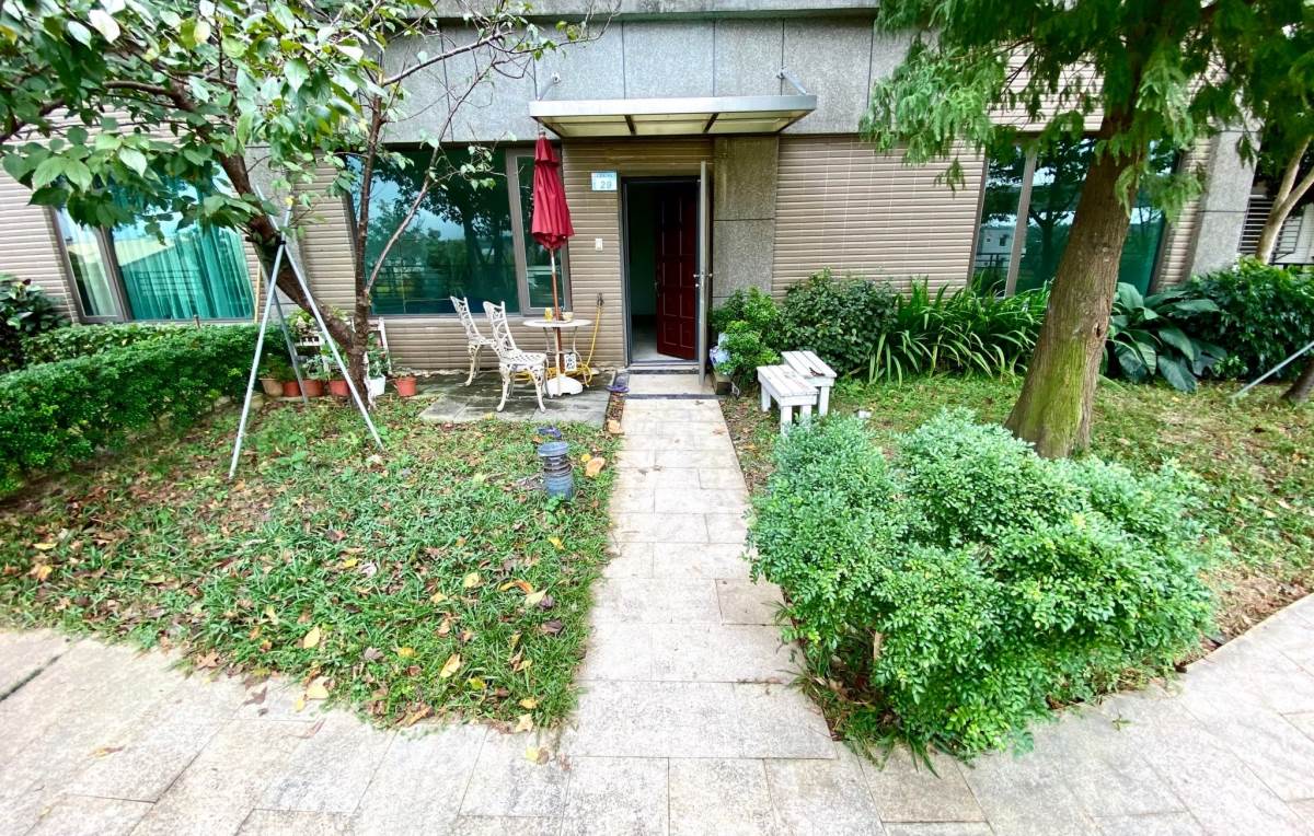 原始庭園沒有作風格與四季植物的規劃,其畫面透露屋主有花園午茶的生活習慣,故須重新規劃合適午茶的庭園造景。