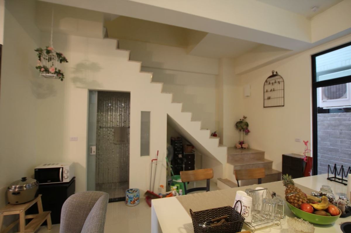 透天長形屋後半段為餐廳與樓梯區域,原始樓梯沒有扶手會有安全顧慮,在樓梯下方的儲藏空間也需要將其隱藏。