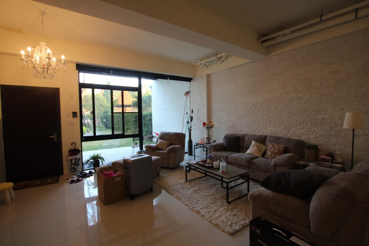 原始屋況可以看出裸露的管線與明顯橫亙於中間的大樑,與偏向一側的水晶燈,這都會影響視覺與體驗舒適度的因素,是需要修飾與調整的部分。