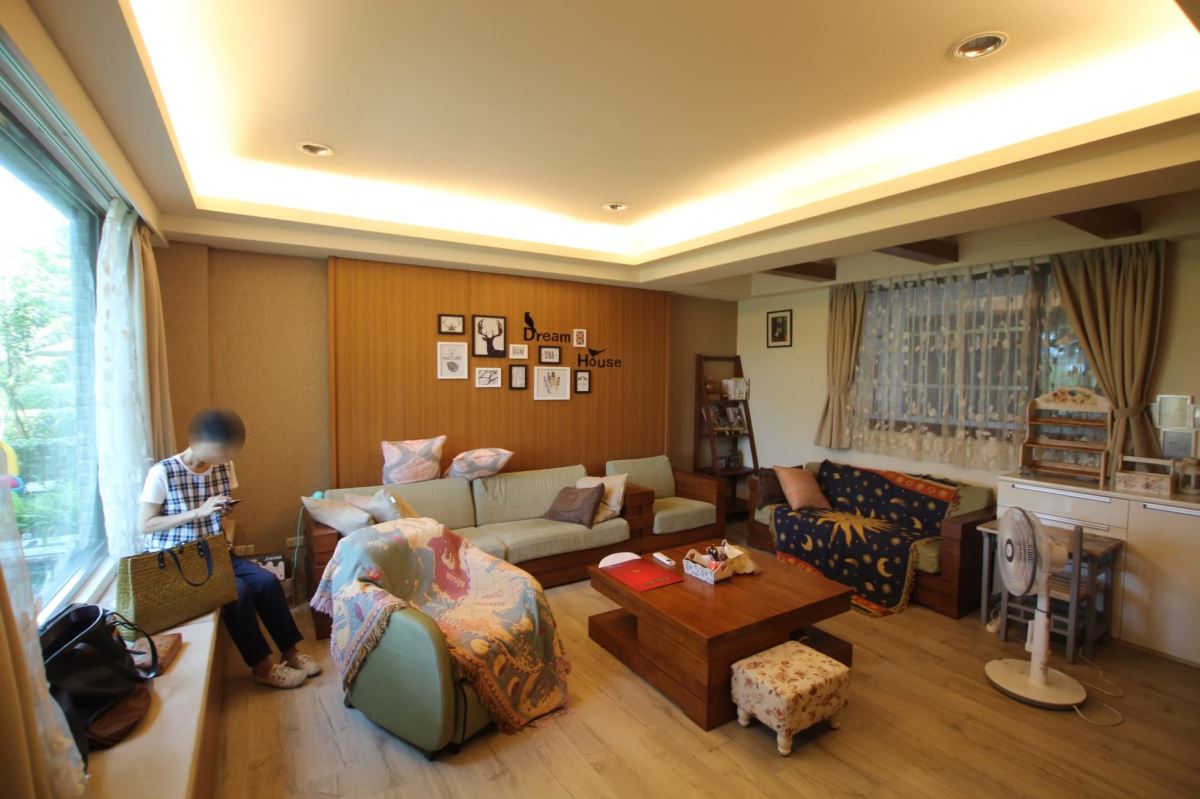 低矮天花與轉角收納空間不足的問題。