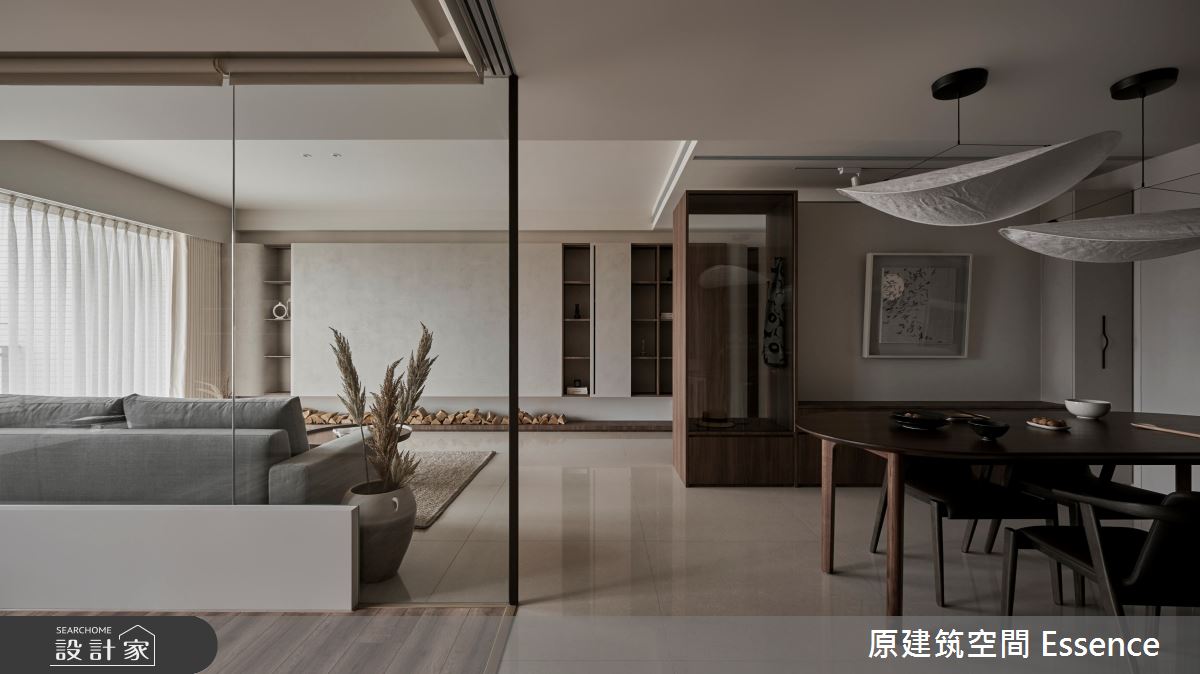 設計師以框景和盒子的概念連結空間關係,擴大採光範圍,也營造出遼闊開放的動線和視野。