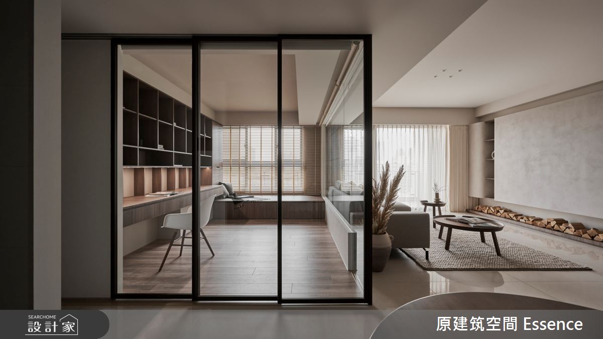 多功能書房採用玻璃隔間,並運用捲簾設計給予隱私性,當孩子回家,或有客人需要留宿時,亦能成為彈性客臥區。