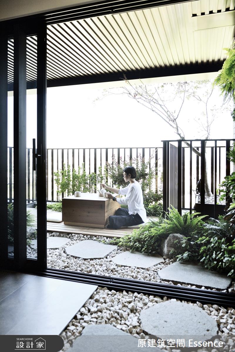 由青石板磚所鋪設的步道動線進入戶外露臺,隨處可見叢生盎然的綠意植物漫延,在都市中打造悠閒自在的隱世秘境。