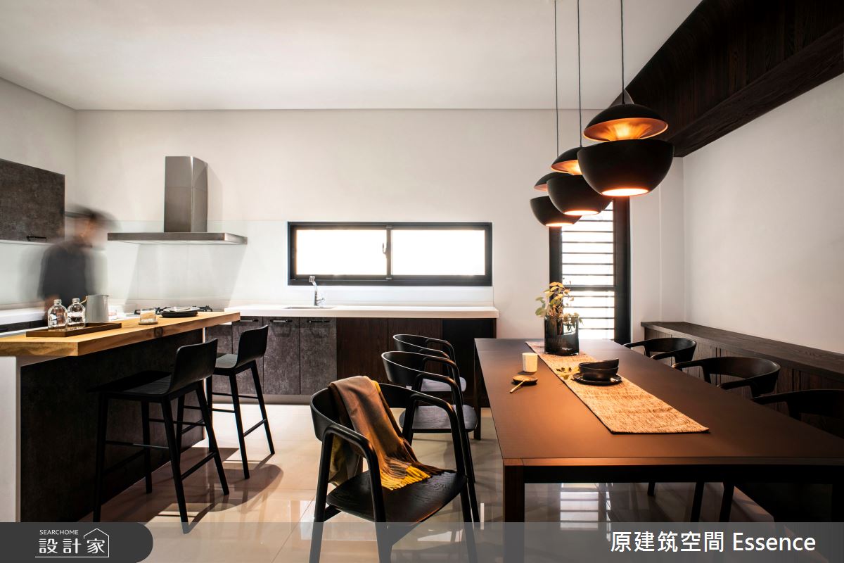 開放式餐廚採用雙料理台設計,結合偌大的長餐桌和吧檯區,讓婆婆和媳婦可以一起下廚料理,也牽繫起祖孫三代的溫馨互動。