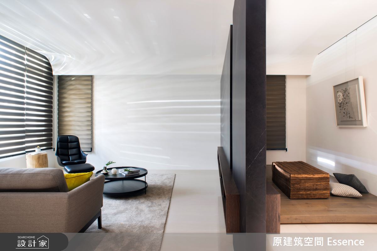 客廳電視牆後方隔出多功能和室區,搭配架高的木地板和收納空間,為長輩打造午後小憩的秘密基地。