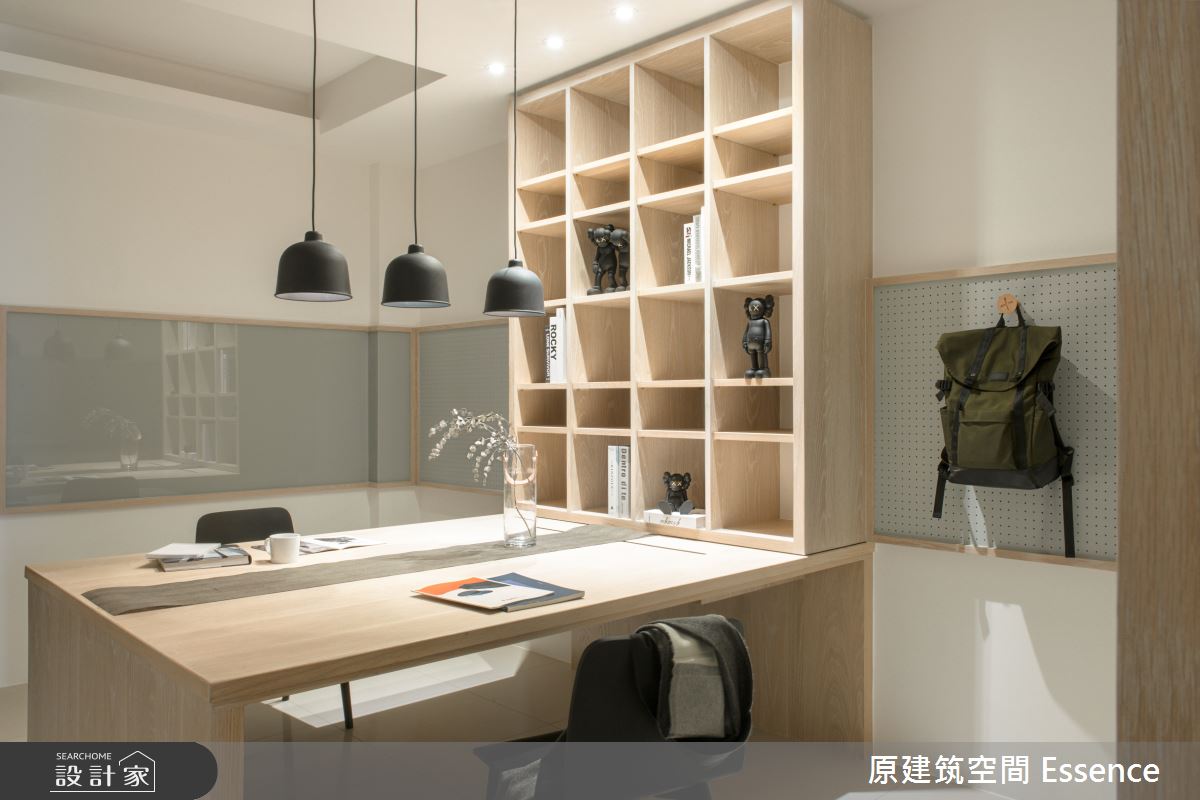 閱讀區以一張大書桌串起親子互動,讓爸媽可以陪伴孩子閱讀、寫作業和遊戲;立面加入洞洞板收納和可書寫的玻璃材質,透過彈性的機能使用,為空間帶來豐富多元的互動趣味性。