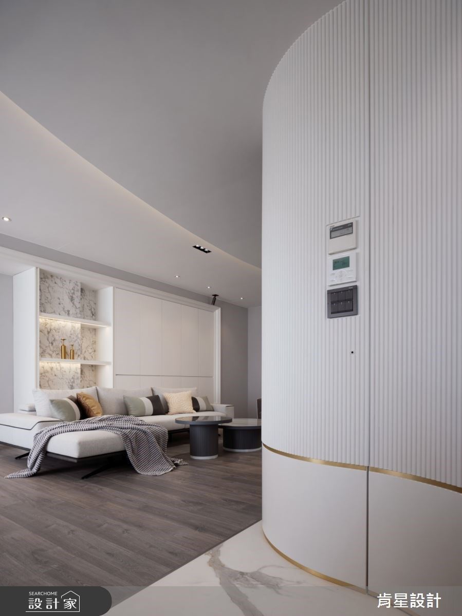 風格部分為美式輕奢，透過簡約的線板設計點綴金色線條，營造出身處國外般的舒適感受。