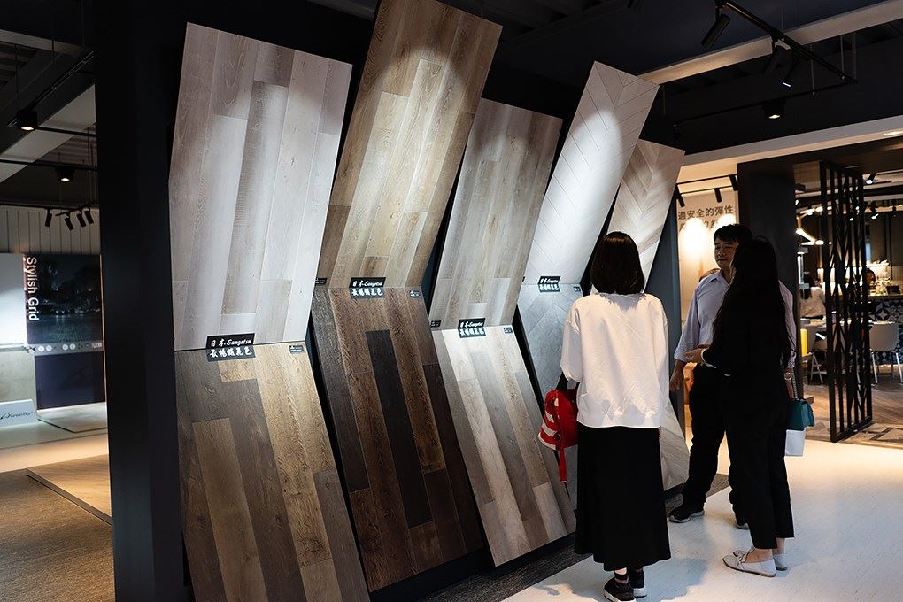 免費地板改造活動經過第一階段問卷的挑選，將有 16 位進入第二階段，參觀富銘地板位於台北的展示間，挑選合適的地板樣式。