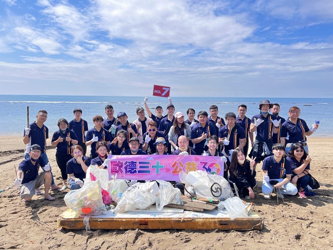 歐德集團吳添源總經理率領團隊，頂著艷陽前往三芝淺水灣淨灘，實踐「少塑變多數」護海行動。