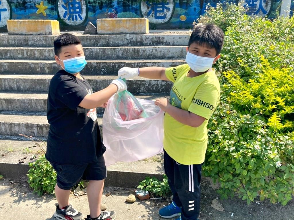 攜手瑞平國小師生淨山健走，歐德集團期許保育觀念向下紮根，培養孩子們尊重自然、尊重生命。