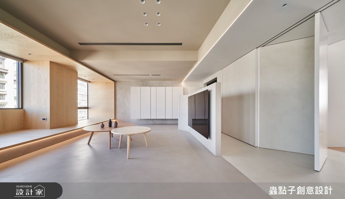 純淨的灰與白以電視牆為界線,透過色彩的轉換暗示動線與場域分野。