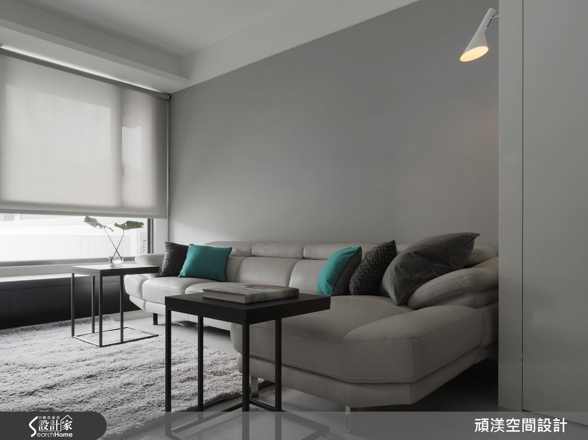 白色為主,些許的灰質調,靜謐氛圍環繞。