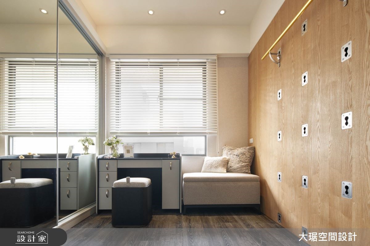 多功能空間結合瑜珈室、梳妝更衣、臥榻等多功能,搭配大面的鏡子,可以隨檢視身體動作和肢體儀態。>>看更多案例圖片