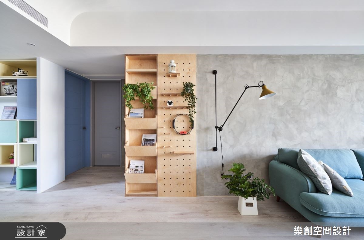 因應健身環和日常的休閒活動,設計師規劃出開闊的客廳空間,以及專屬的收納區。>>看更多案例圖片