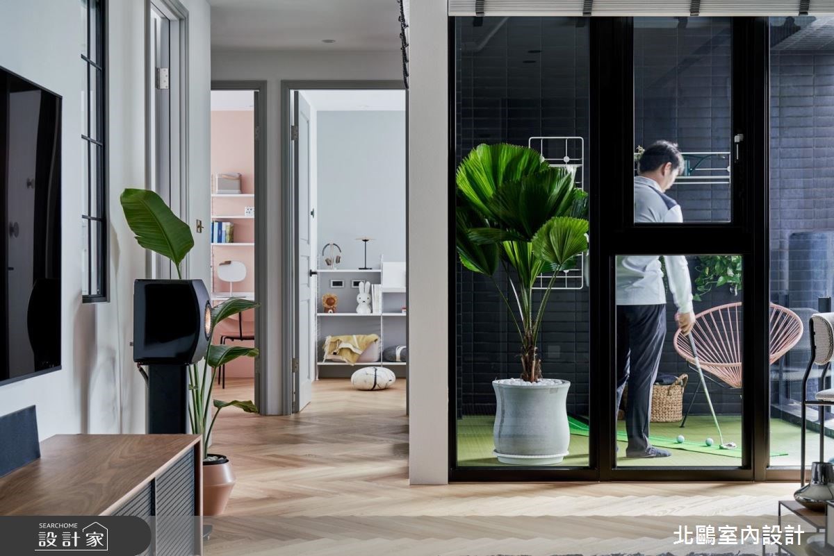 設計師將陽台進行改造,成為屋主假日最愛的高爾夫球空間。>>看更多案例圖片