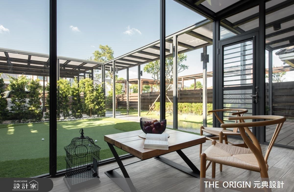 附有庭院的建築也可以鋪上草皮和規劃球洞,不僅是高爾夫球地練習場,也是相當舒心放鬆的自然空間。>>看更多案例圖片