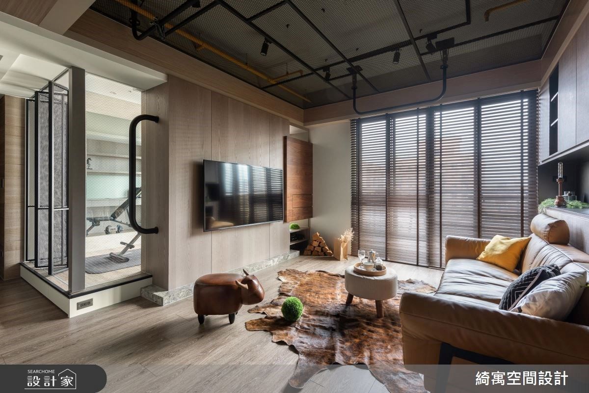 除了獨立的健身房外,設計師也為屋主在客廳中打造吊掛沙包的承重吊桿,讓客廳空間具有多功能的使用。>>看更多案例圖片