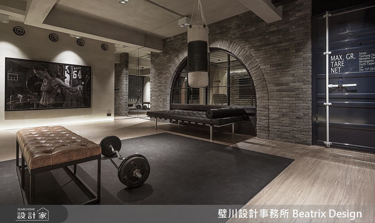 獨立的拳擊訓練室以低調沉靜的灰色為主軸,搭配貨櫃門、灰磚和鐵件拱窗,展現出硬派又時髦的風格美感。>>看更多案例圖片