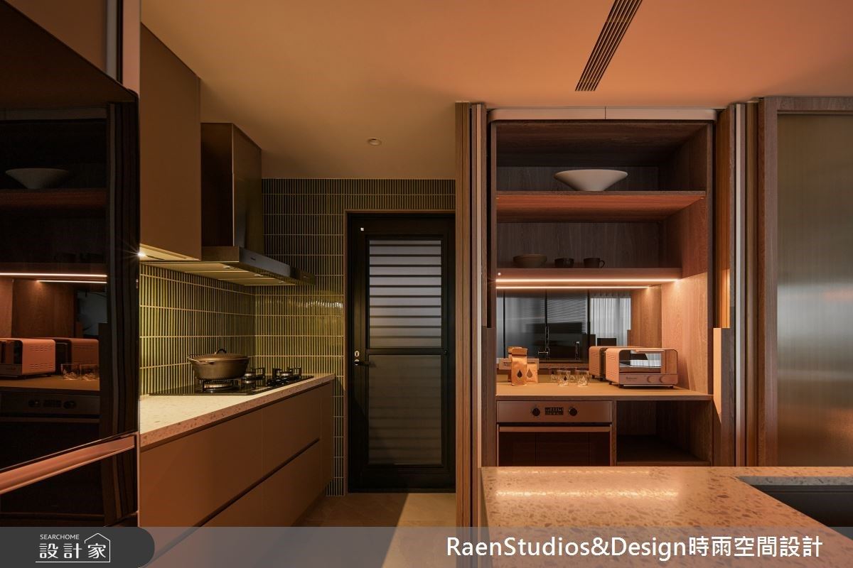 烹飪區位於空間凹角處,墨綠色磁磚圍塑低調的奢華感,舉手投足散發優雅感。